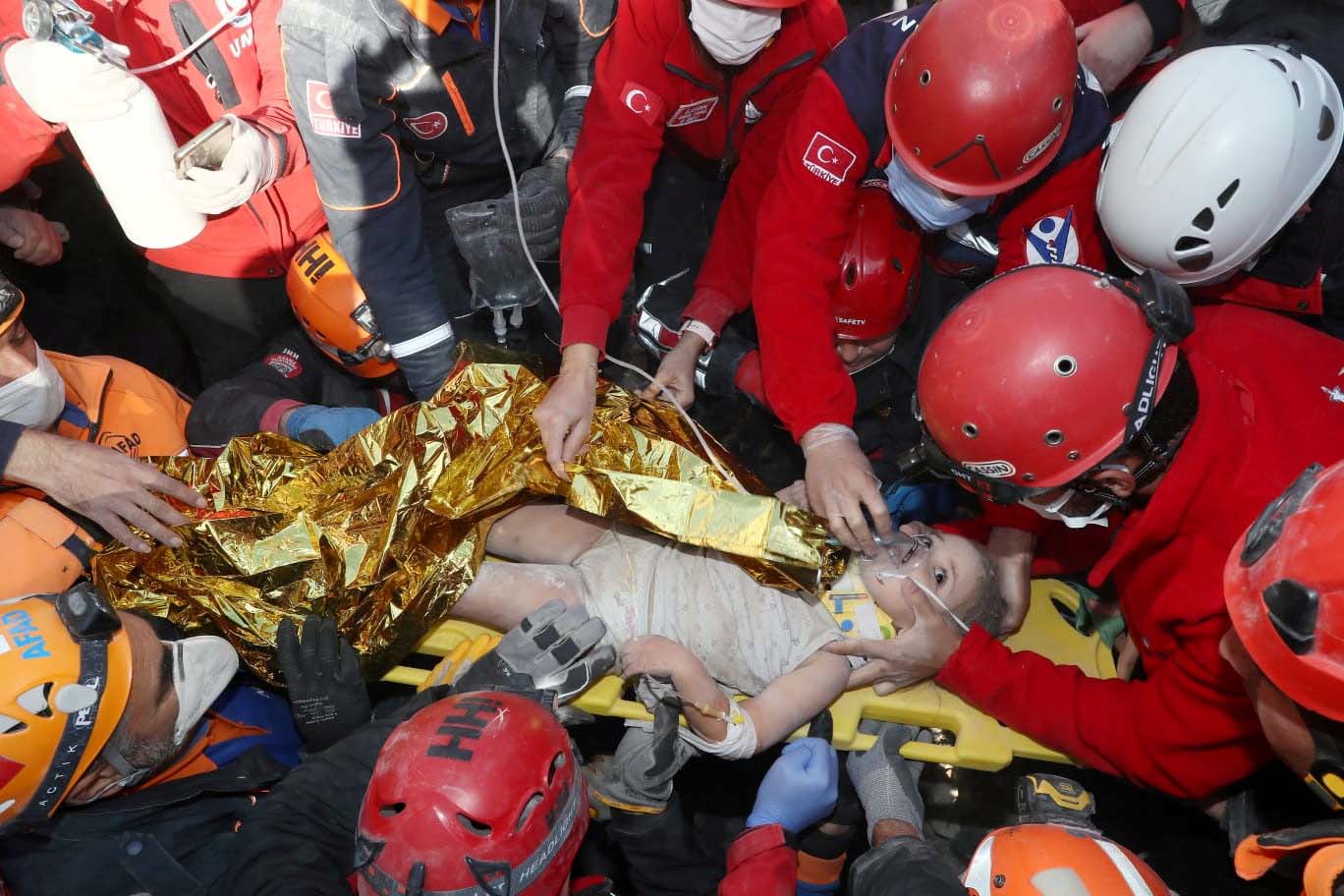 Rescatan a una niña en Turquía tras pasar más de 90 horas bajo los escombros del terremoto