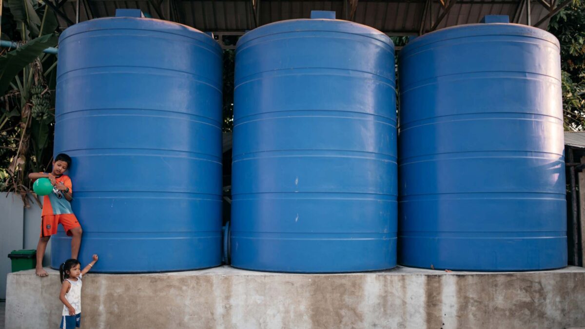 Tanques para el almacenamiento de agua de lluvia, una solución para la pobreza más grande que existe