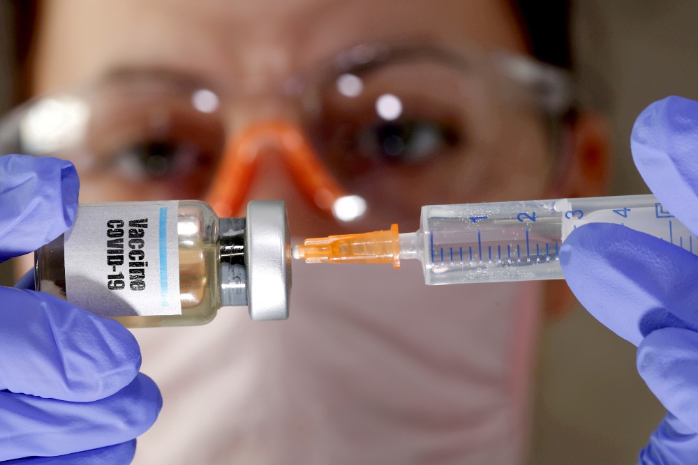 Un 70% de la población deberá vacunarse para garantizar el fin de la pandemia, según la OMS
