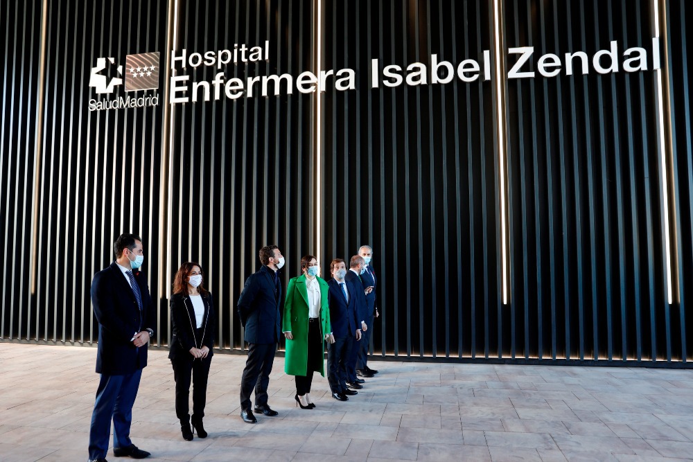 Ayuso inaugura el hospital Isabel Zendal entre críticas por la supuesta falta de personal