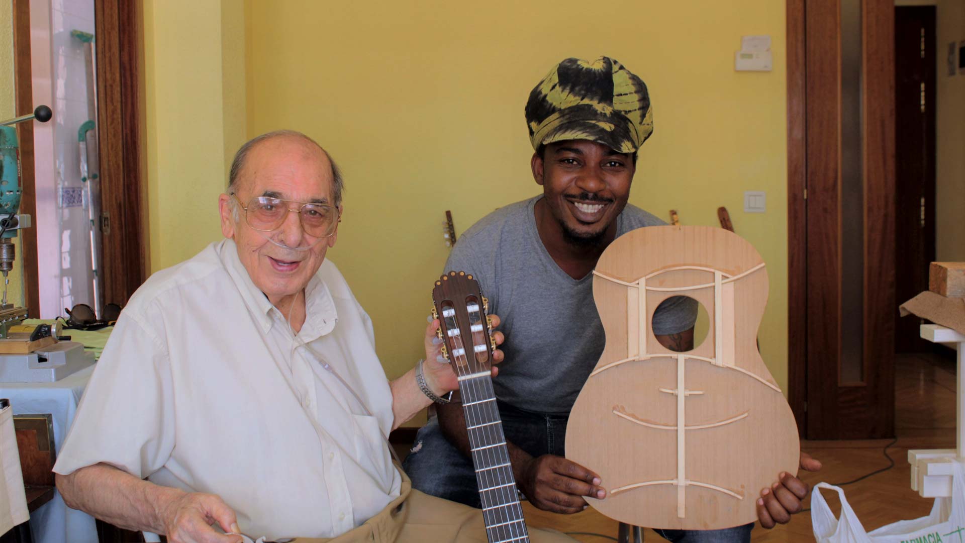 Un lutier mozambiqueño, único heredero del polémico sistema Menduiña de guitarra española
