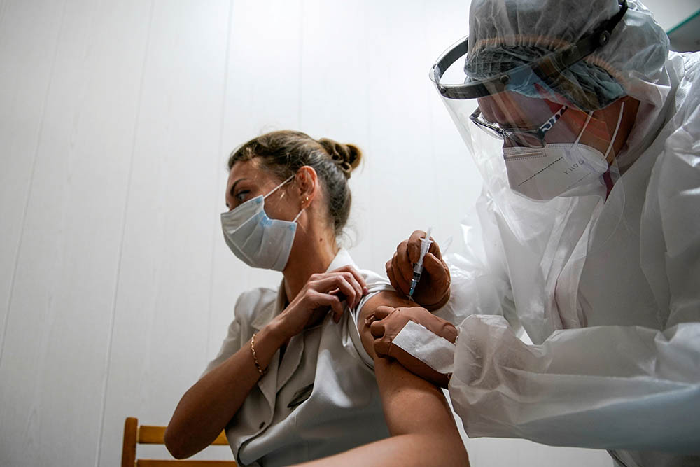 Moscú comienza la vacunación masiva de Rusia contra el coronavirus con su inyección Sputnik V