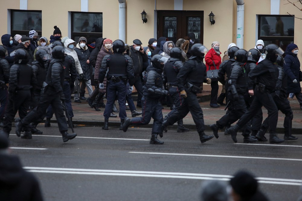 Las protestas contra Lukashenko acaban con más de 300 detenidos en Minsk