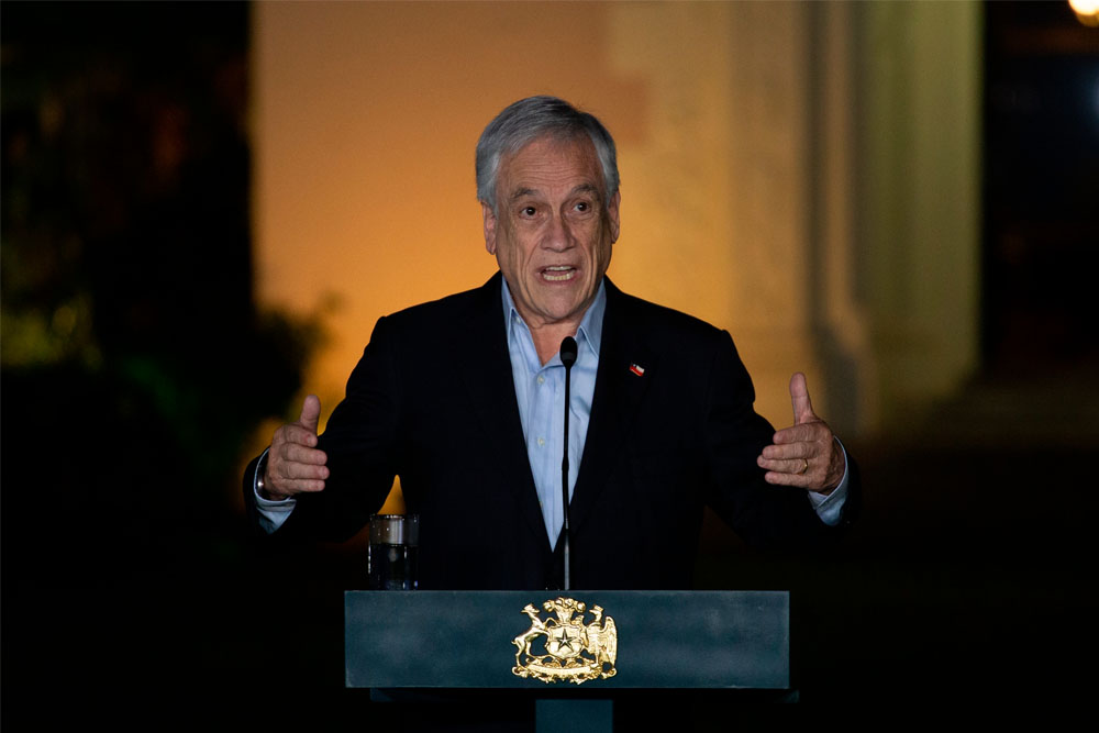 El presidente de Chile, Sebastián Piñera, se denuncia a sí mismo por pasear sin mascarilla