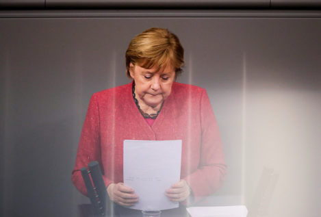 Merkel se emociona y pide más restricciones en Alemania tras batir su récord de muertos en un día