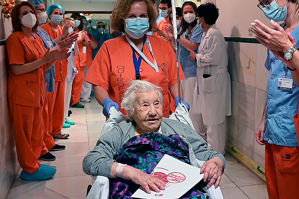 El Gregorio Marañón da de alta a una paciente de 104 años que superó el coronavirus