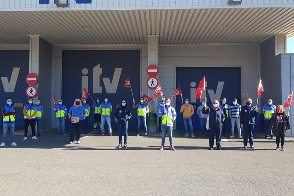 Autobuses escolares y camiones de mercancías peligrosas sin inspección, la situación de las ITV en Andalucía