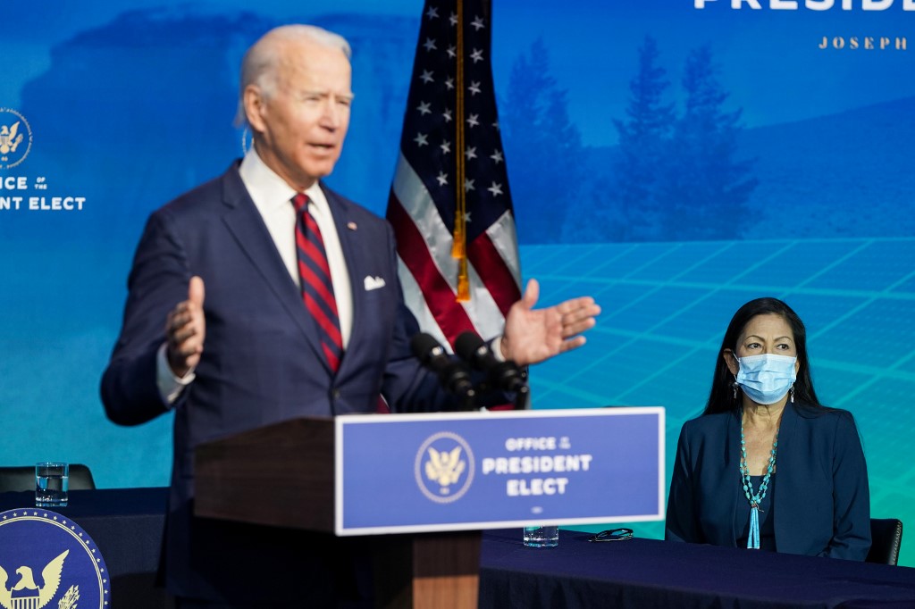 Biden presenta a su equipo ambiental para enfrentar una "amenaza existencial" con la primera mujer indígena en su gabinete