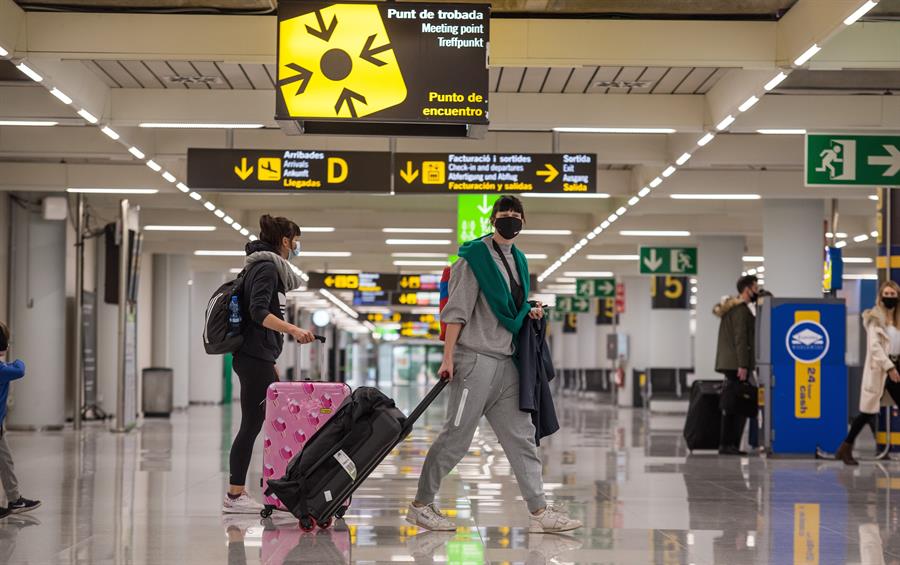 España estudia sumarse al cierre de vuelos al Reino Unido al igual que Italia y Bélgica