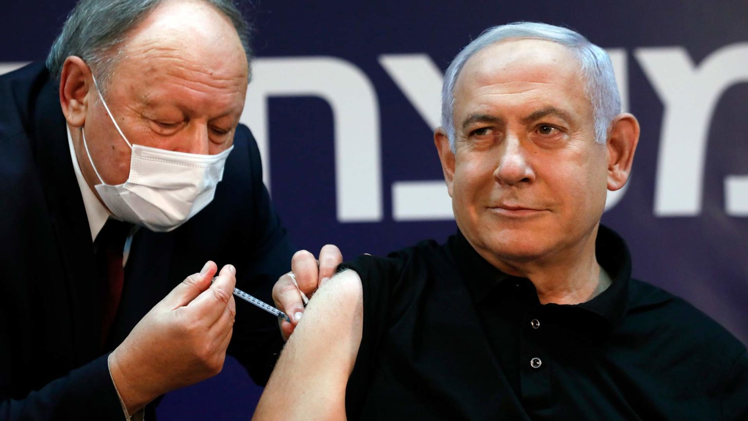 Netanyahu se vacuna en directo «para dar ejemplo» a los indecisos