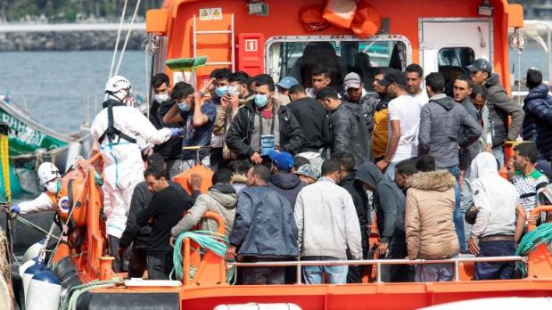 Salvamento rescata y traslada a 35 inmigrantes a Gran Canaria