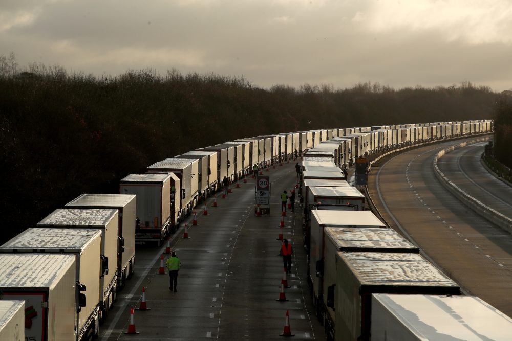 El Gobierno permite más horas de conducción a los camioneros varados para volver por Navidad