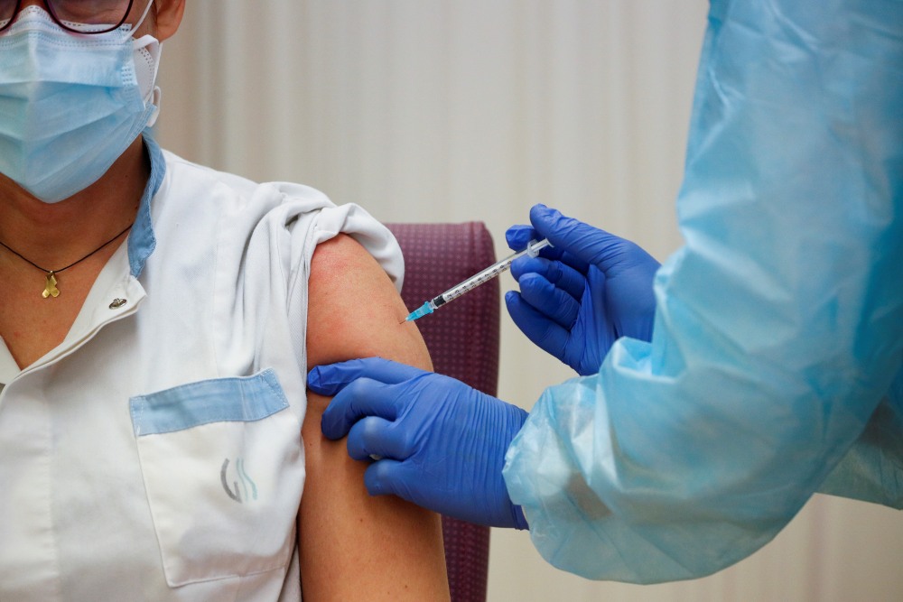Nueve de cada diez mayores de residencias dicen 'sí' a la vacuna