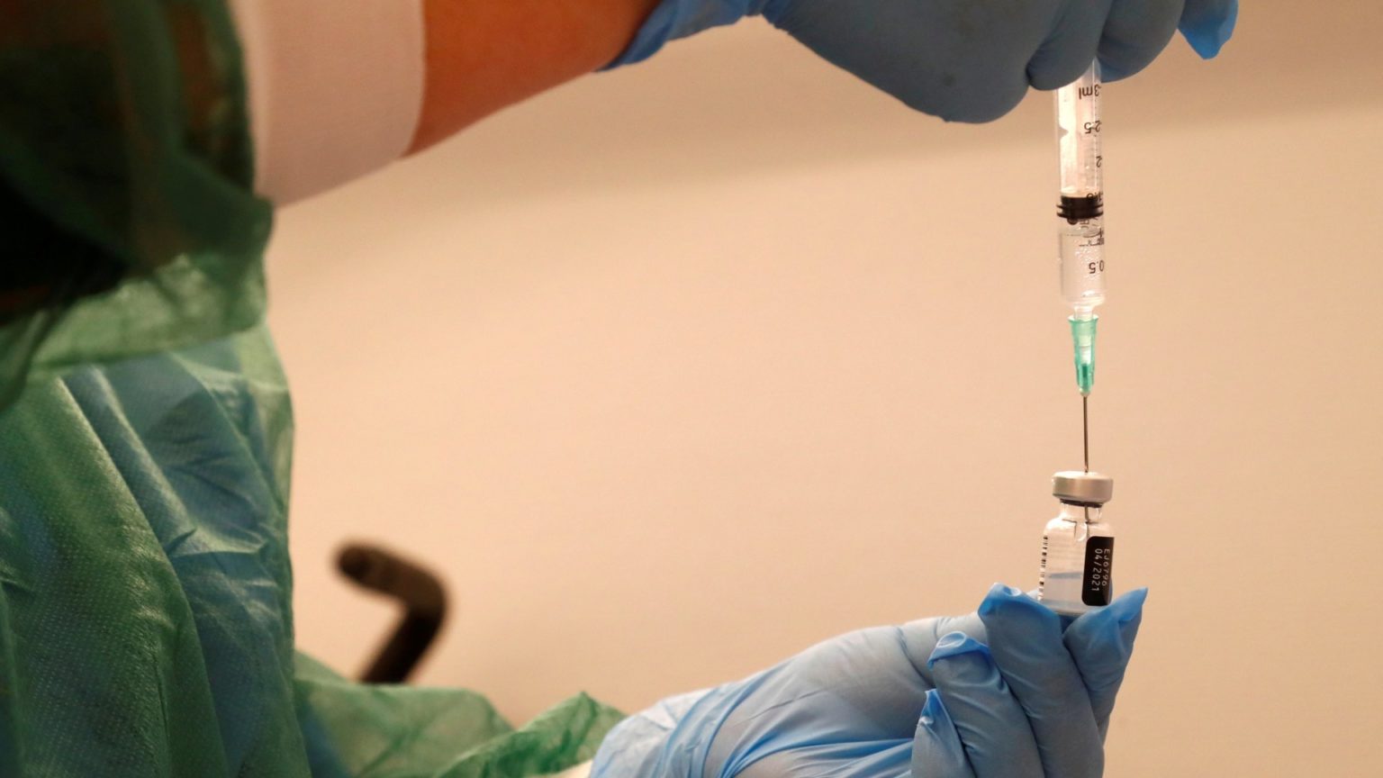 Cómo se han desarrollado tan rápido las vacunas contra el coronavirus y por qué sí son seguras