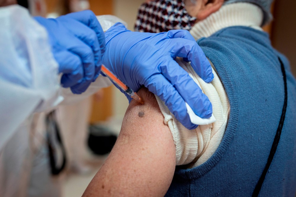 Una enfermera que vacunó en una residencia de Lleida da positivo en coronavirus