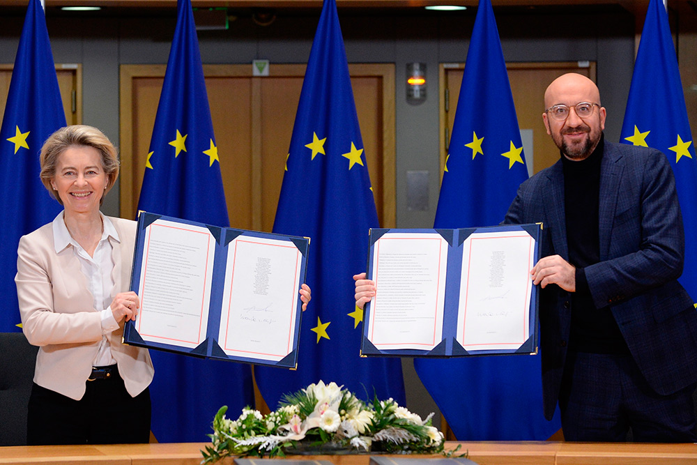 Bruselas firma el histórico acuerdo del Brexit para su futura relación con el Reino Unido