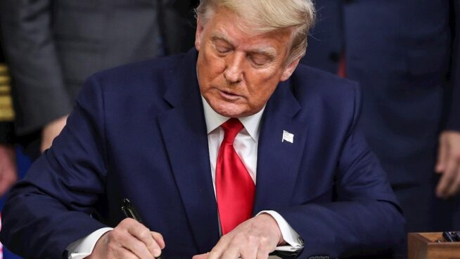 Trump indulta a 20 personas, incluidos dos condenados en la trama rusa