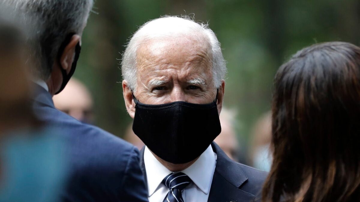 Biden pide a los estadounidenses que usen mascarilla durante sus cien primeros días de mandato