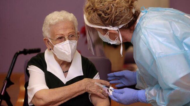 Araceli, de 96 años, la primera vacunada contra el COVID-19 en España