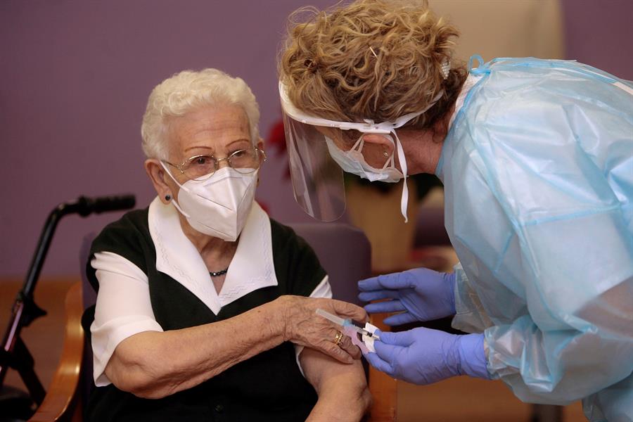 Araceli, de 96 años, la primera vacunada contra el COVID-19 en España