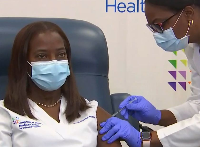 Un hospital de Nueva York administra la primera vacuna del coronavirus en EE.UU.