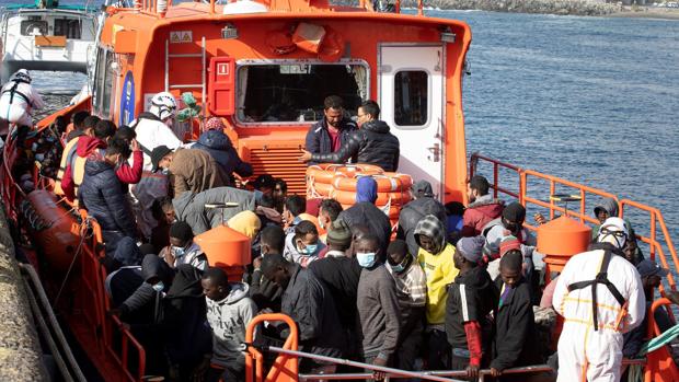 Salvamento Marítimo rescata esta madrugada a 247 inmigrantes en aguas Canarias