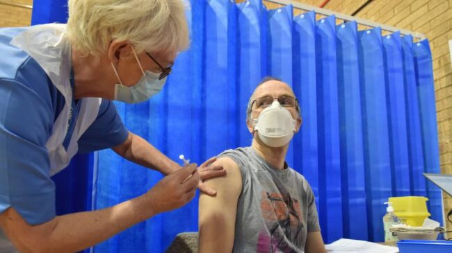 Reino Unido pide vacunar a dos millones de personas por semana para evitar la tercera ola