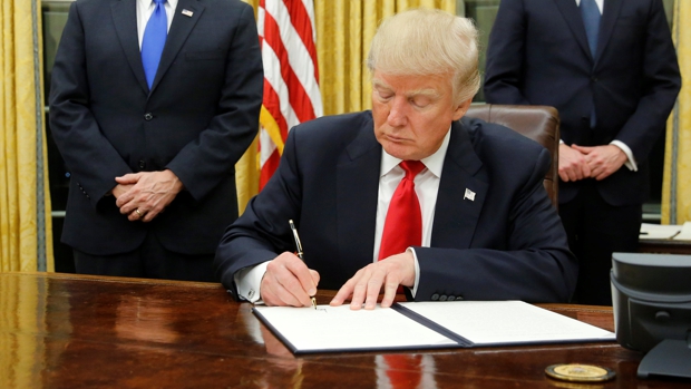 Trump firma el nuevo plan de estímulo tras bloquearlo durante días