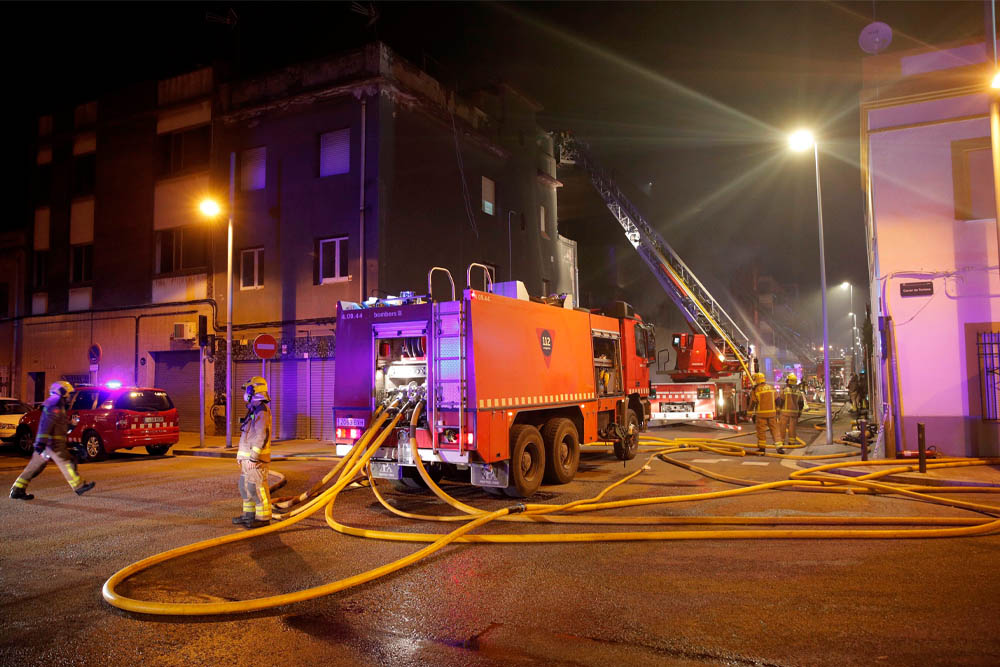 Al menos tres muertos en un incendio en una nave ocupada en Badalona