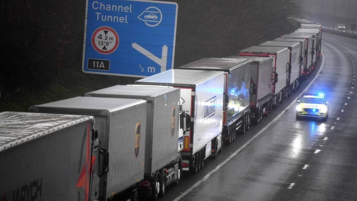Miles de camiones han cruzado canal de la Mancha tras abrir el paso en Dover