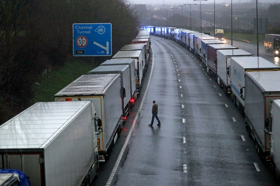 Los camioneros pasan la segunda noche varados cerca de Dover