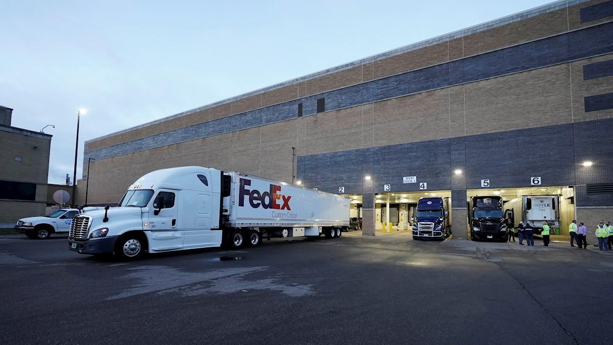 Los primeros camiones comienzan a distribuir la vacuna de Pfizer en EE.UU.