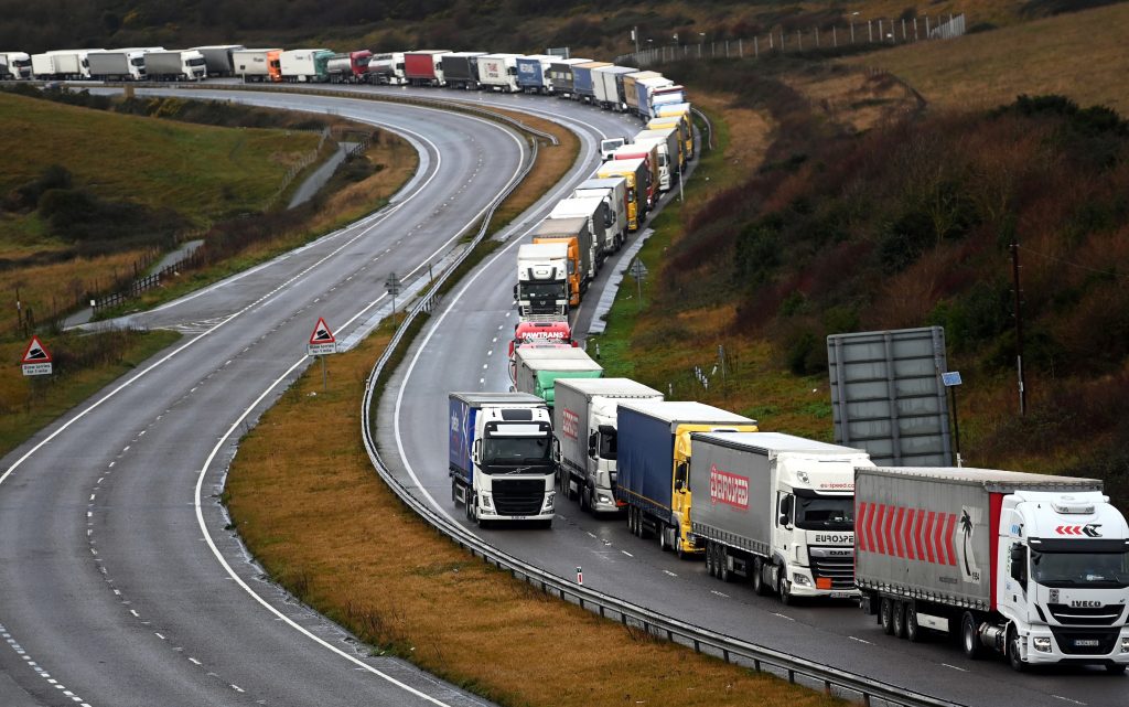 Los transportistas instan a Londres y París a solucionar el cierre fronterizo