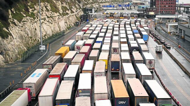 El tráfico de camiones vuelve a Calais tras la apertura de las fronteras