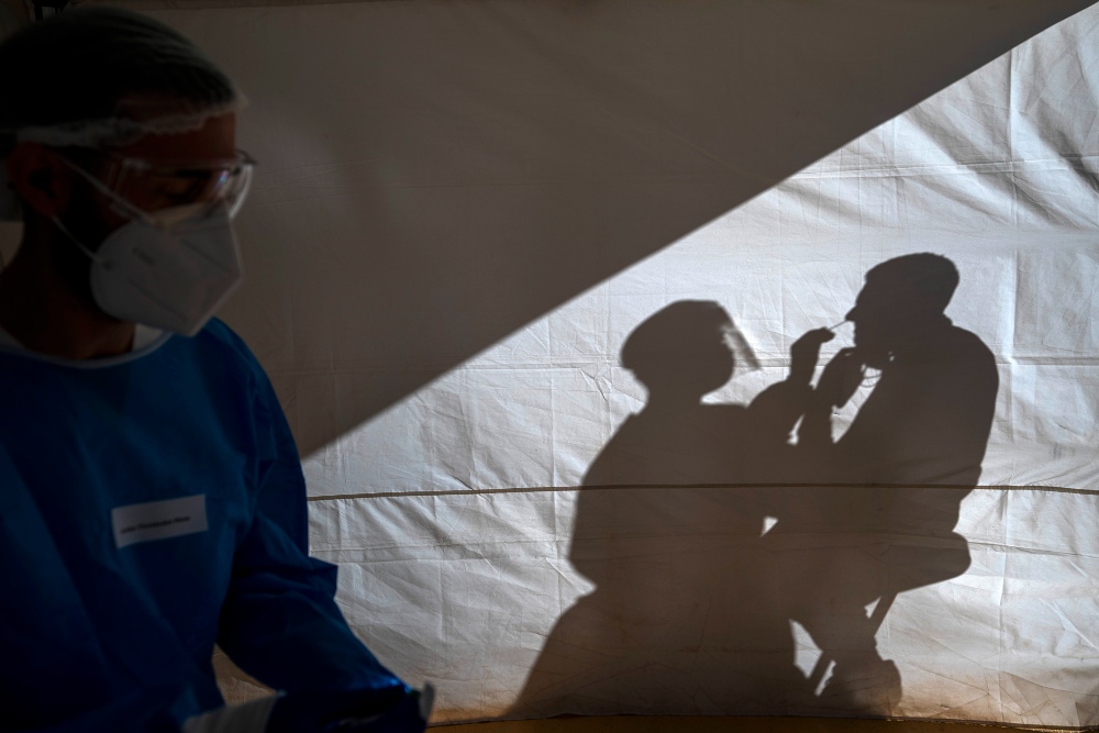 El coronavirus acelera en España: Sanidad suma 21.309 contagios y la incidencia sube