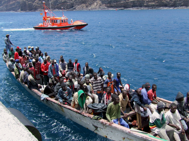 Calvo admite las dificultades para gestionar la crisis migratoria de Canarias