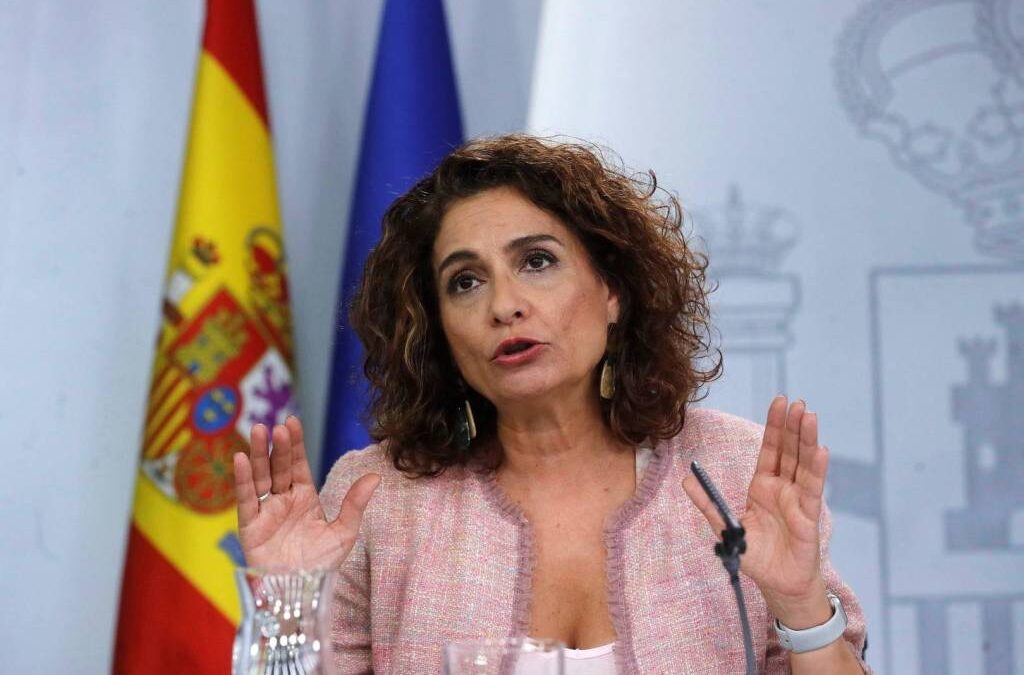 Ciudadanos y Vox acusan a la ministra de Hacienda de planear un «sablazo fiscal»