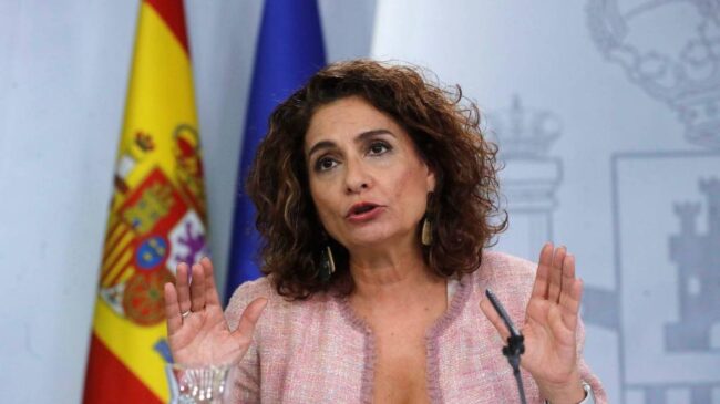 Ciudadanos y Vox acusan a la ministra de Hacienda de planear un "sablazo fiscal"