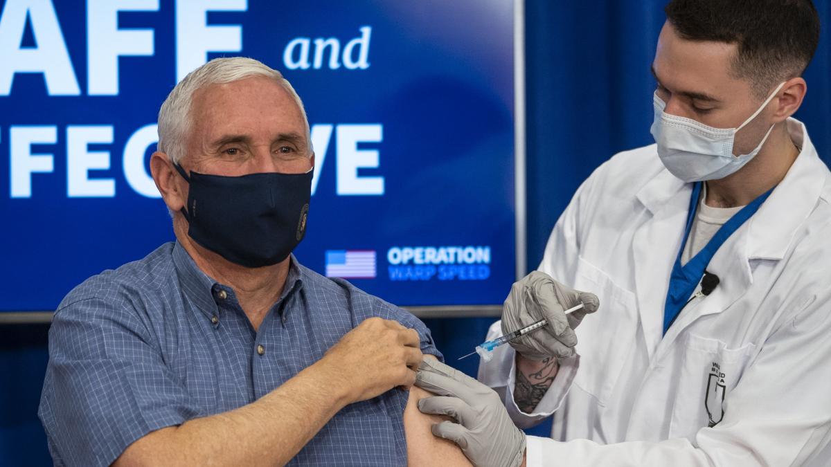 Mike Pence se pone en público la vacuna del COVID-19 para generar confianza