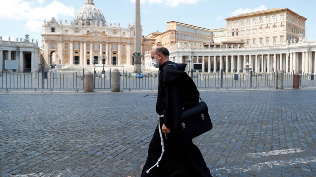 El Vaticano reitera que está a favor de las vacunas y pide una mayor distribución