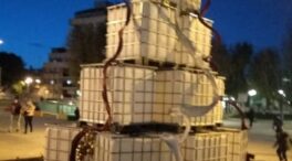 El esperpéntico árbol de Navidad instalado por el PSC