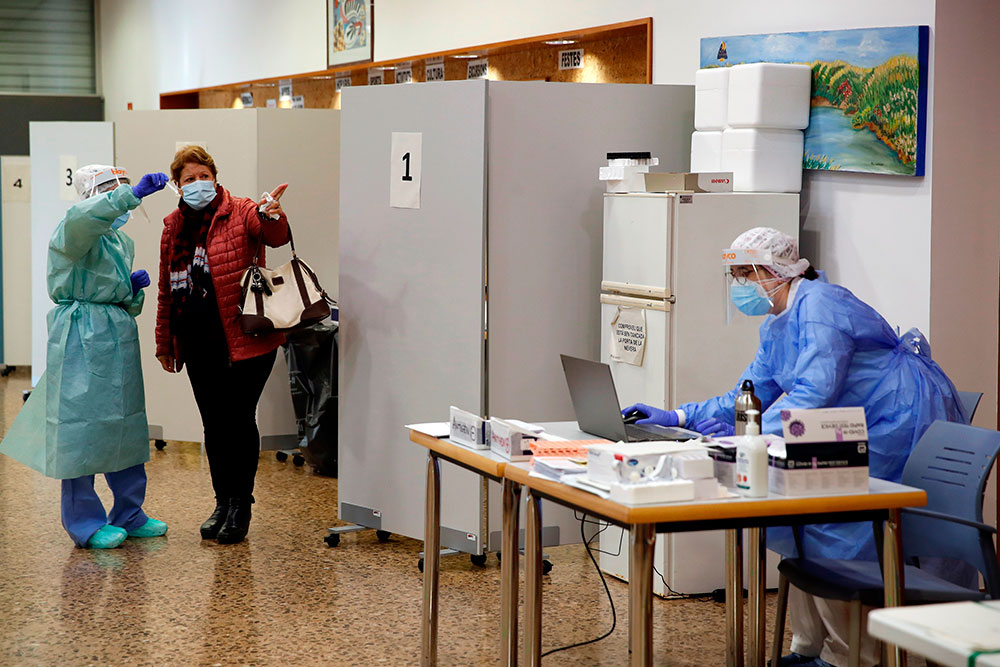La incidencia sigue bajando y las muertes caen a 214, la cifra más baja desde finales de octubre
