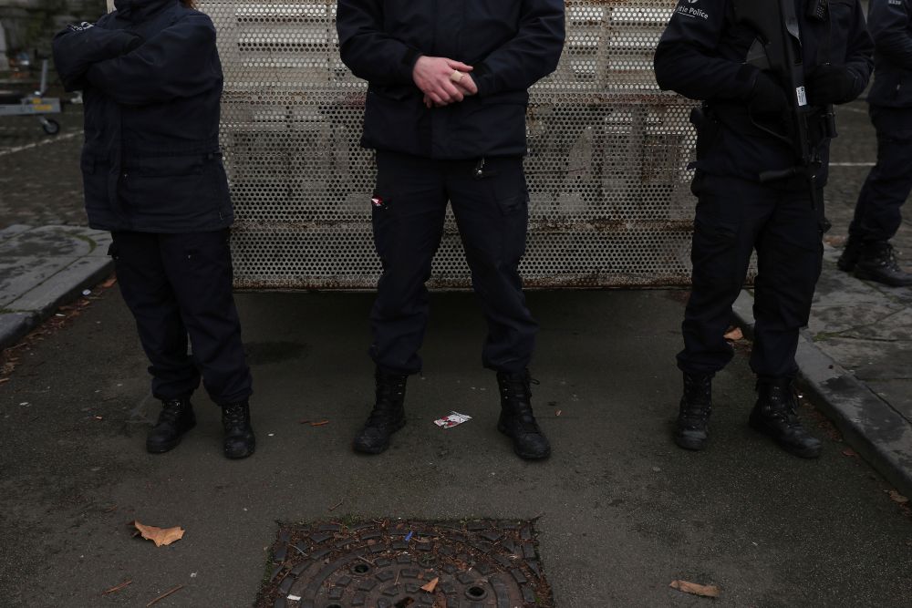La policía belga interrumpe otra orgía ilegal frente a una clínica de enfermos de coronavirus