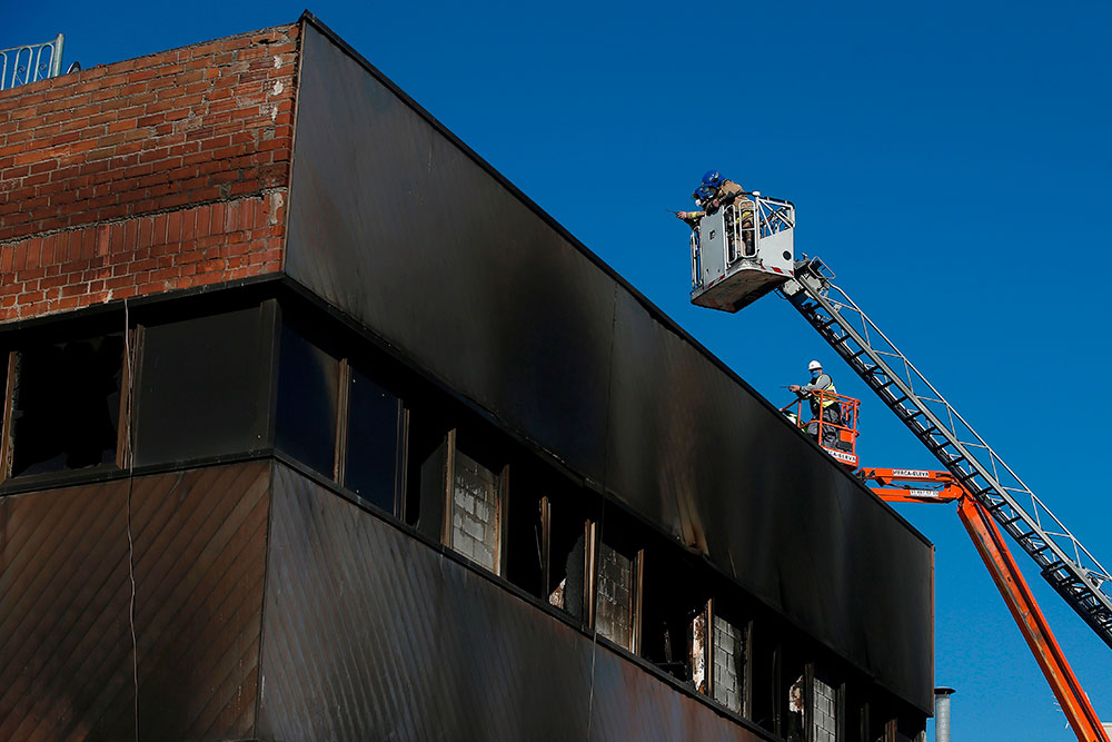 Localizado un cuarto cadáver en la nave que se incendió en Badalona