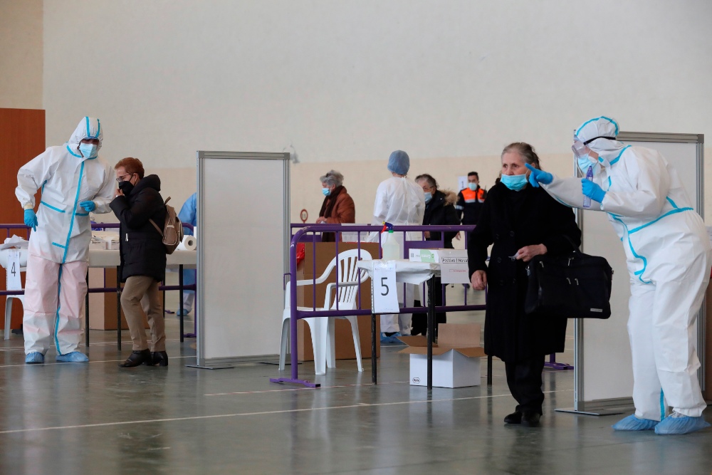 Los contagios bajan de los 8.000 tras dos meses pero las muertes ascienden a 325