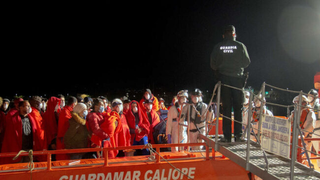 Rescatados 48 inmigrantes hallados a la deriva en el mar cerca de Alborán