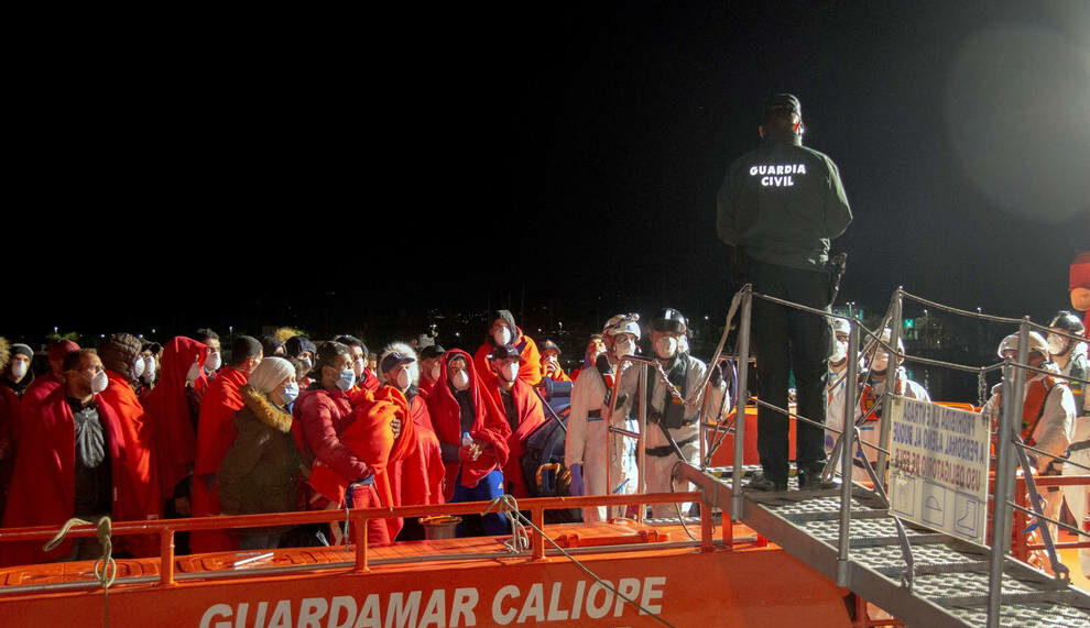 Rescatados 48 inmigrantes hallados a la deriva en el mar cerca de Alborán
