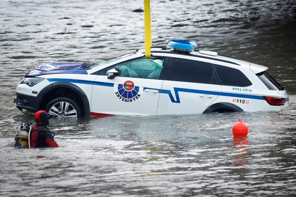 Muere un ertzaina que cayó al río Urumea en el interior del coche patrulla