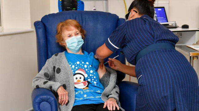 Una mujer de 90 años, la primera del mundo en recibir la vacuna de Pfizer