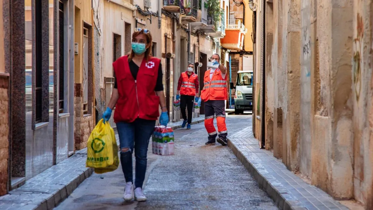 Rejuvenecido y acompañando en la distancia: así ha cambiado el voluntariado por la pandemia